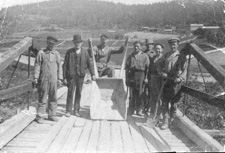 Från Höglandsbron, Högland, Ljustorp Socken, Timrå, Medelpad, Västernorrland
Fotot är daterat till 1933
Fotograf : Okänd

Övrig information  om bilden : 
Reparation av Höglandsbron.

Personerna på bilden är från Vänster: Gustav Lindgren, Erik August Hamrin, Fredrick Hamrin, Per Egon Ivan Jonsson, Johan Lindblom, Per Anders Sören Lindgren, Henning Åhlin.
