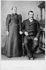 Från Pelle Nordstrands, Högland, Ljustorp Socken, Timrå, Medelpad, Västernorrland
Fotot är daterat till cirka 1900
Fotograf : Olof Petter Engström <a href="http://www.ulander.com/ljustorp/Bildspel/140ar/Sidor/sid22.html" target="_top">Läs mer här om fotografen</a>

Övrig information  om bilden : 
Porträtt av ett par.

Personerna på bilden är från Vänster: Per Vilhelm Nordstrand, Kristina Nordstrand (tidigare efternamn: Viklander).