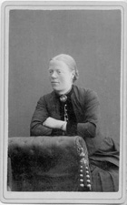 Från Pelle Nordstrands, Högland, Ljustorp Socken, Timrå, Medelpad, Västernorrland
Fotot är daterat till 1890-tal
Fotograf : Okänd

Övrig information  om bilden : 
Porträtt av en kvinna.

Personen på bilden är Kristin Nordstrand.